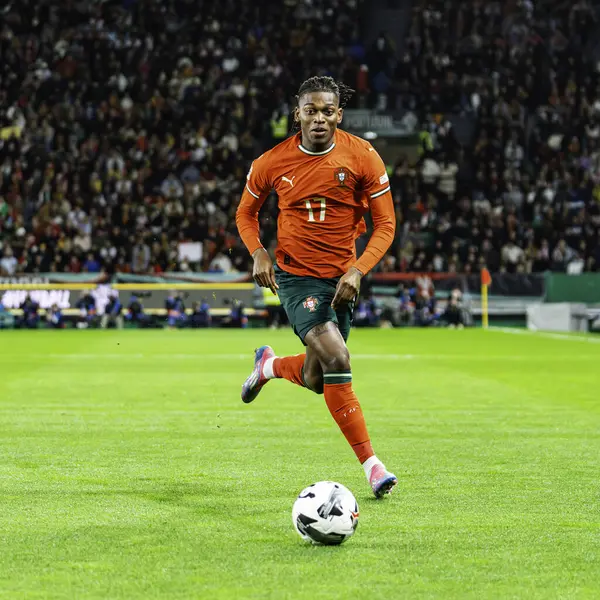 Lizbon, Portekiz. 23 Mart 2025. UEFA Uluslar Ligi: Portekiz - Danimarka. Rafael Leao Ball Portekiz 'in saldırısında kontrolü ele aldı