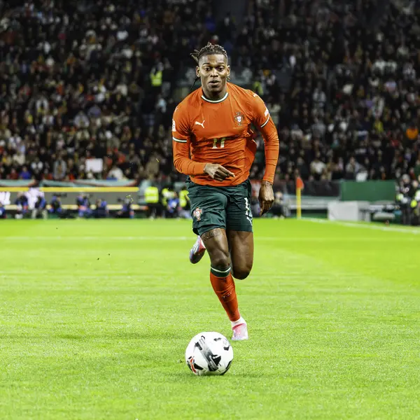 Lizbon, Portekiz. 23 Mart 2025. UEFA Uluslar Ligi: Portekiz - Danimarka. Rafael Leao Ball Portekiz 'in saldırısında kontrolü ele aldı