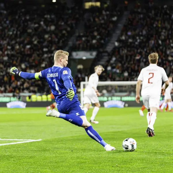 Lizbon, Portekiz. 23 Mart 2025. UEFA Uluslar Ligi: Portekiz - Danimarka. Kasper Schmeichel topu alıyor.