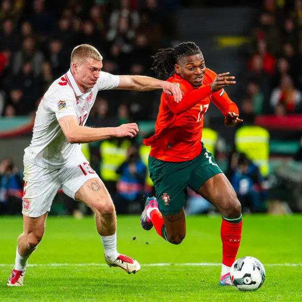 Lizbon, Portekiz. 23 Mart 2025. UEFA Uluslar Ligi: Portekiz - Danimarka. Portekiz takımından Rafael Leao (17) Danimarka 'dan Rasmus Kristensen' in yanından geçti (13))