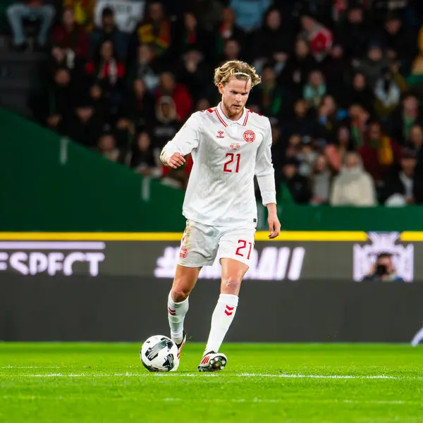 Lizbon, Portekiz. 23 Mart 2025. UEFA Uluslar Ligi: Portekiz - Danimarka. Morten Hjulman (21) Top Kontrolü
