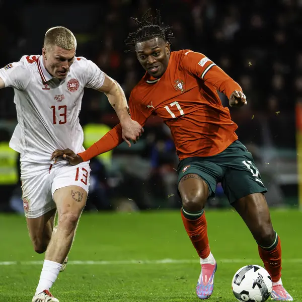 Lizbon, Portekiz. 23 Mart 2025. UEFA Uluslar Ligi: Portekiz - Danimarka. Portekiz takımından Rafael Leao (17) Danimarka 'dan Rasmus Kristensen' in yanından geçti (13))
