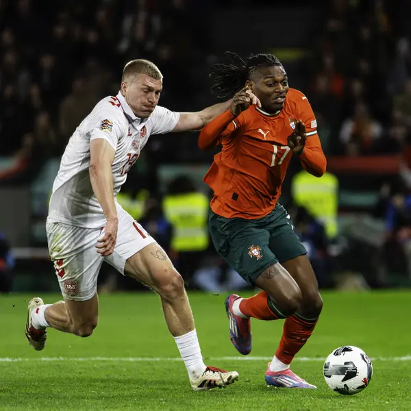 Lizbon, Portekiz. 23 Mart 2025. UEFA Uluslar Ligi: Portekiz - Danimarka. Portekiz takımından Rafael Leao (17) Danimarka 'dan Rasmus Kristensen' in yanından geçti (13))