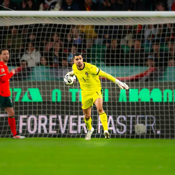 Lizbon, Portekiz. 23 Mart 2025. UEFA Uluslar Ligi: Portekiz-Danimarka maçı, Diogo Costa topu fırlattı