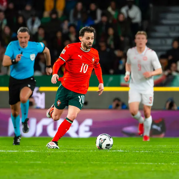 Lizbon, Portekiz. 23 Mart 2025. UEFA Uluslar Ligi: Portekiz - Danimarka. Bernardo Silva top kontrolü, oyun kuruyor
