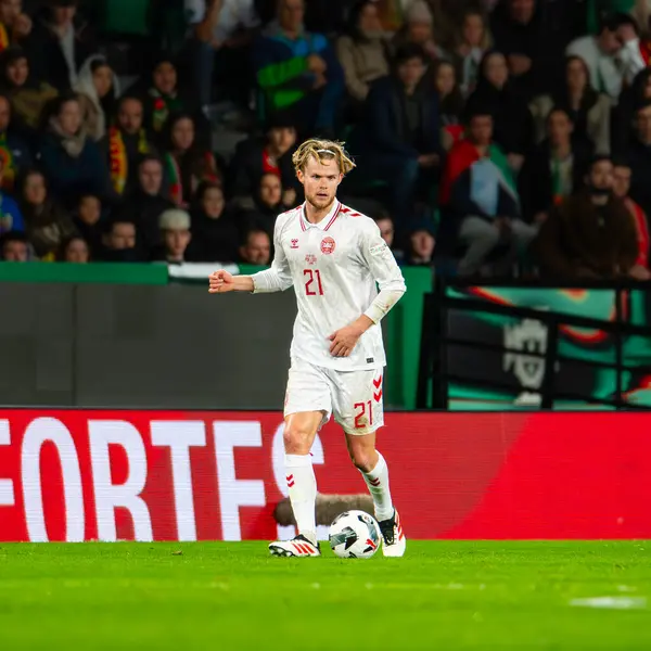 Lizbon, Portekiz. 23 Mart 2025. UEFA Uluslar Ligi: Portekiz - Danimarka. Morten Hjulman (21) Top Kontrolü