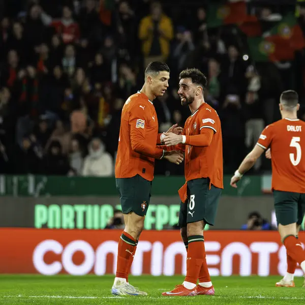 Lizbon, Portekiz. 23 Mart 2025. UEFA Uluslar Ligi: Portekiz Danimarka 'ya karşı. Cristiano Ronaldo ve Bruno Fernandes Portekiz gol kutlamaları