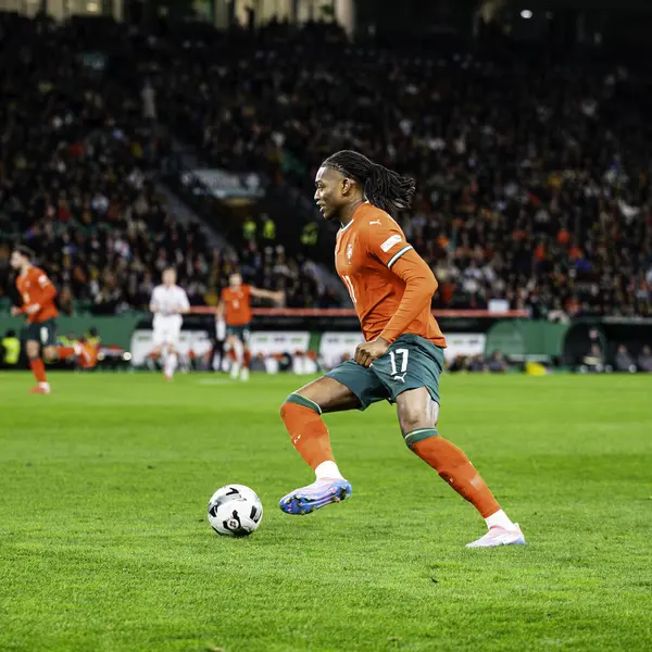 Lizbon, Portekiz. 23 Mart 2025. UEFA Uluslar Ligi: Portekiz - Danimarka. Rafael Leao (17) top kontrolü