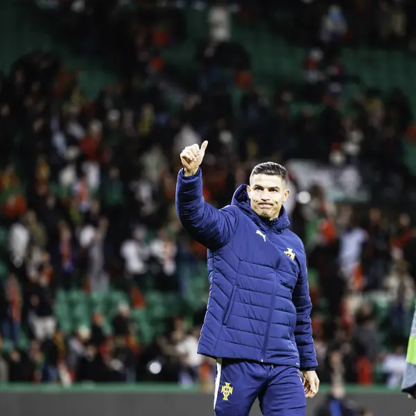 Lizbon, Portekiz. 23 Mart 2025. UEFA Uluslar Ligi: Portekiz Danimarka 'ya karşı. Cristiano Ronaldo taraftarlara teşekkür ediyor