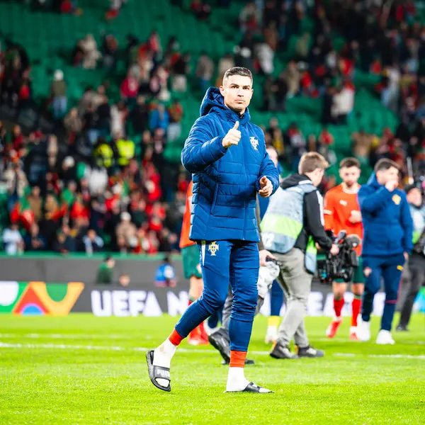 Lizbon, Portekiz. 23 Mart 2025. UEFA Uluslar Ligi: Portekiz Danimarka 'ya karşı. Cristiano Ronaldo taraftarlara teşekkür ediyor