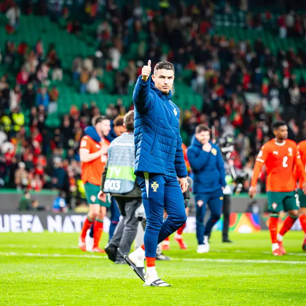 Lizbon, Portekiz. 23 Mart 2025. UEFA Uluslar Ligi: Portekiz Danimarka 'ya karşı. Cristiano Ronaldo taraftarlara teşekkür ediyor