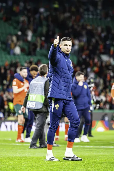 Lizbon, Portekiz. 23 Mart 2025. UEFA Uluslar Ligi: Portekiz Danimarka 'ya karşı. Cristiano Ronaldo taraftarlara teşekkür ediyor