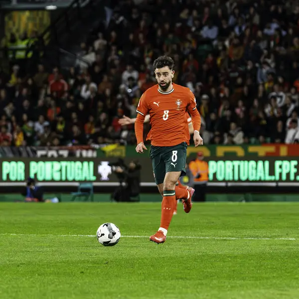 Lizbon, Portekiz. 23 Mart 2025. UEFA Uluslar Ligi: Portekiz - Danimarka. Bruno Fernades Ball Portekiz 'in saldırısında kontrolü ele aldı