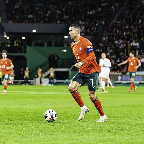 Lizbon, Portekiz. 23 Mart 2025. UEFA Uluslar Ligi: Portekiz - Danimarka. Portekiz 'in saldırısında Cristiano Ronaldo Topu kontrolü