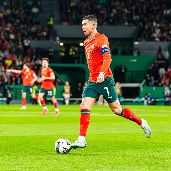 Lizbon, Portekiz. 23 Mart 2025. UEFA Uluslar Ligi: Portekiz - Danimarka. Portekiz 'in saldırısında Cristiano Ronaldo Topu kontrolü