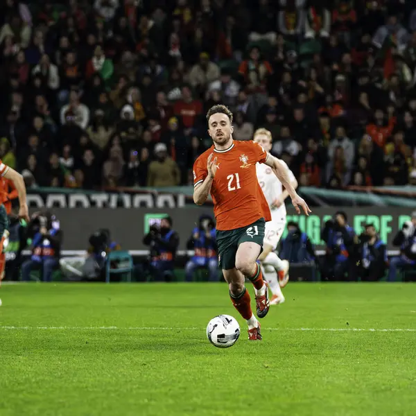 Lizbon, Portekiz. 23 Mart 2025. UEFA Uluslar Ligi: Portekiz - Danimarka. Portekiz 'in saldırısında Diogo Jota Ball kontrolü