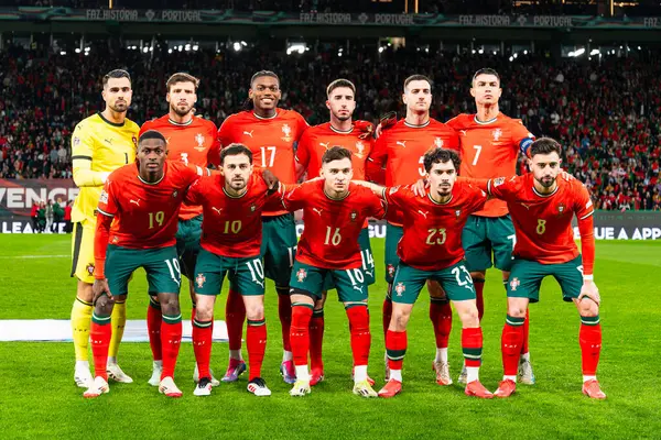 Lizbon, Portekiz. 23 Mart 2025. UEFA Uluslar Ligi: Portekiz Danimarka 'ya karşı. Portekiz saldırısında Gonalo Ramos Ball kontrolü