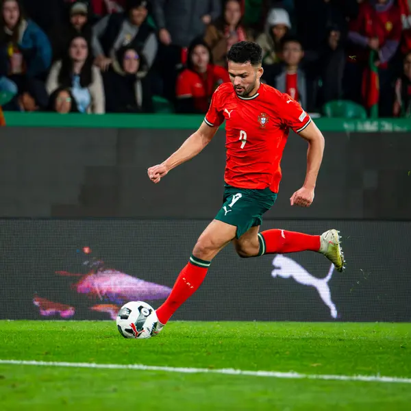 Lizbon, Portekiz. 23 Mart 2025. UEFA Uluslar Ligi: Portekiz Danimarka 'ya karşı. Portekiz saldırısında Gonalo Ramos Ball kontrolü