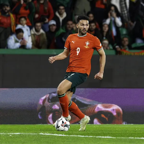 Lizbon, Portekiz. 23 Mart 2025. UEFA Uluslar Ligi: Portekiz Danimarka 'ya karşı. Portekiz saldırısında Gonalo Ramos Ball kontrolü