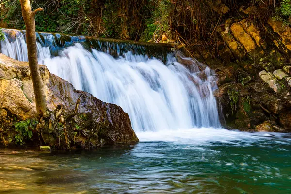 28 Nisan, Akchour Şelalesi, Fas 'ta Şef ve Tetouan arasında yer alıyor.