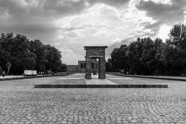 Madrid 22 Haziran 2025, Debod Tapınağı siyah beyaz fotoğraflandı.