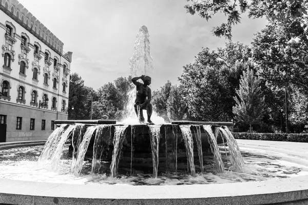 Madrid 22 Haziran 2025, Fuente del Nacimiento del Agua siyah beyaz fotoğraflandı.