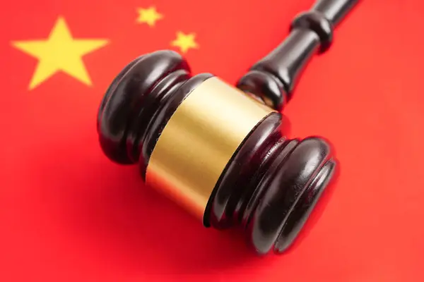 Yargıç Tahta Tokmak ulusal Çin bayrağında.