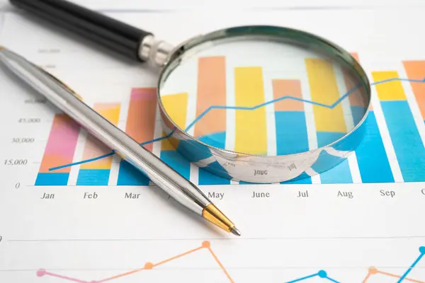 Veri iş grafikleri kağıdında büyüteç.