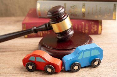 Araba kazası davası ve sigorta, araba modelli yargıç çekici..