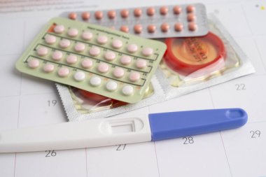 Gebelik testi ve takvimde kadınlar için prezervatif, yumurtlama günü.
