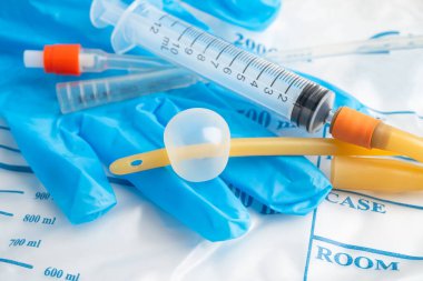 Foley kateteri ve idrar boşaltma torbası sakatlık veya hastanede yatan hasta için idrar topluyor..