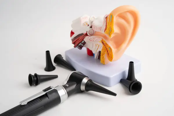 Otoskop otolarolog ya da ENT doktoru için beyaz arka planda izole edilmiş. Yaşlı hasta kulağı, işitme kaybı sorunu.