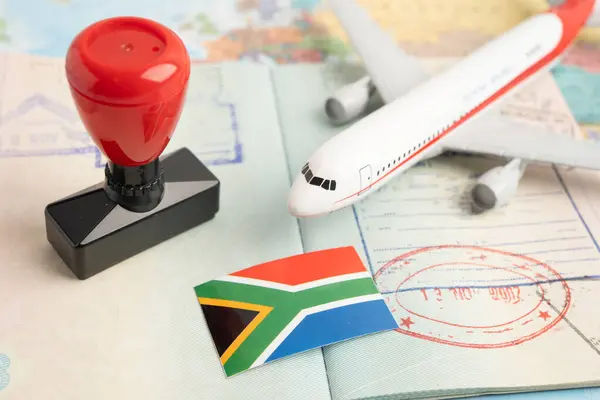 Turizm belgesinin onaylı olduğu Güney Afrika pasaportu, ülkedeki havaalanındaki göçmenlik bürosuna gönderildi..