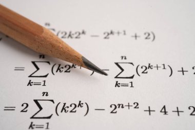 Eğitim okulunda matematik formülü sınav kağıdı üzerine kalem..