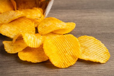 Patates cipsi, leziz BBQ baharatlı Crips, ince dilimlenmiş kızarmış abur cubur fast food.