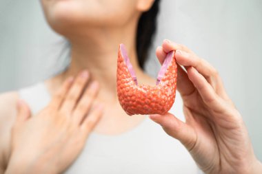 Hipertiroidizm, aşırı aktif tiroid, tiroid lenfoma, tiroid bezi insan anatomisi olan Asyalı kadın..
