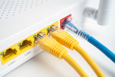 İnternet servis sağlayıcısına bağlı ethernet kablosu.