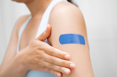 HPV, insan papillomavirus, mavi bandajlı aşı olan Asyalı genç kadın..