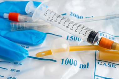 Foley kateteri ve idrar boşaltma torbası sakatlık veya hastanede yatan hasta için idrar topluyor..