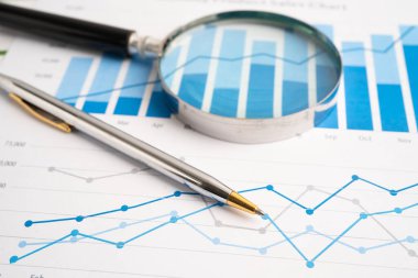 Veri iş grafikleri kağıdında büyüteç.