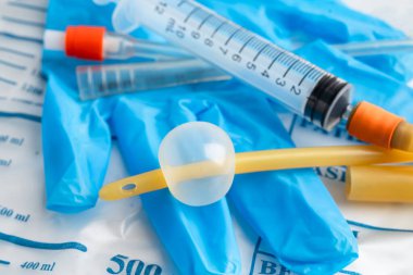 Foley kateteri ve idrar boşaltma torbası sakatlık veya hastanede yatan hasta için idrar topluyor..