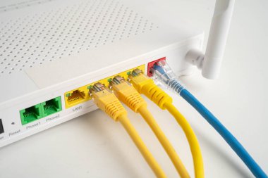İnternet servis sağlayıcısına bağlı ethernet kablosu.