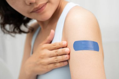 HPV, insan papillomavirus, mavi bandajlı aşı olan Asyalı genç kadın..