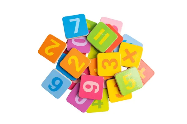 Matematik ve eğitim matematiğini öğrenmek için tahta blok küpleri beyaz arkaplanda izole edildi.