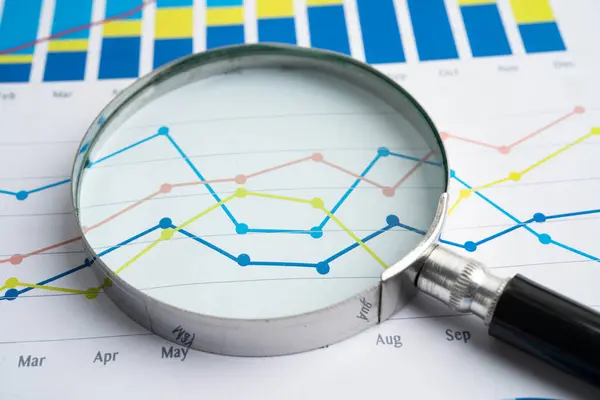 Veri iş grafikleri kağıdında büyüteç.