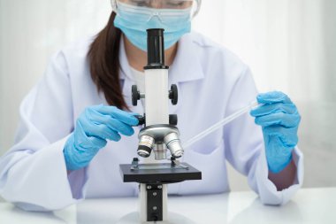 Bilim laboratuarındaki araştırmalar için tıbbi uzman mikroskobu kullan.