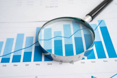 Veri iş grafikleri kağıdında büyüteç.