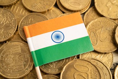 Hindistan, finans bankacılığı işi için madeni para arka planında bayrak.