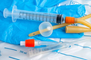 Foley kateteri ve idrar boşaltma torbası sakatlık veya hastanede yatan hasta için idrar topluyor..