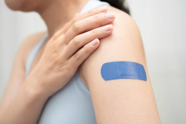 HPV, insan papillomavirus, mavi bandajlı aşı olan Asyalı genç kadın..